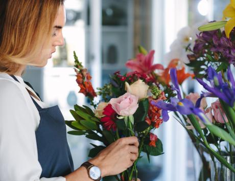 Vermeld alleen cursussen op het cv als deze relevant zijn. Een cursus bloemschikken kan relevant zijn als je bij een bloemist wilt gaan werken.