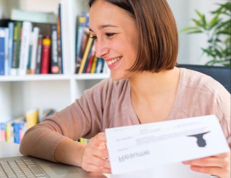 Een jonge vrouw maakt haar cv: vermeldt ze wel of niet haar burgerlijke staat?