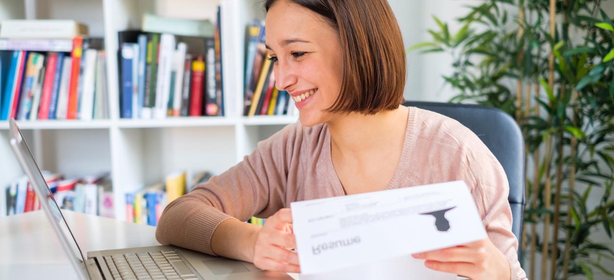 Een jonge vrouw maakt haar cv: vermeldt ze wel of niet haar burgerlijke staat?