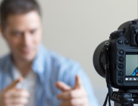Man maakt een video cv